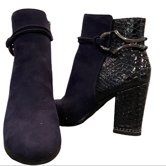 Moda in Pelle Leather ankle boots. Blue. Chain detailing. EUC - Picture 1 of 14